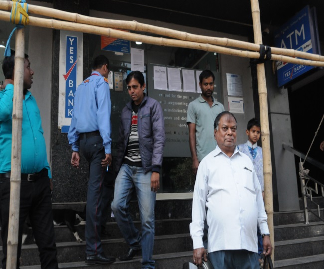 यस बैंक में अफरातफरी का माहौल, ग्राहकों में बेचैनी Jamshedpur News The atmosphere of chaos in